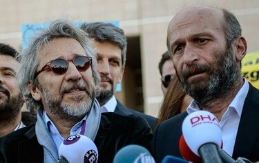 Justicia turca condena a duras penas de prisión a dos periodistas opositores