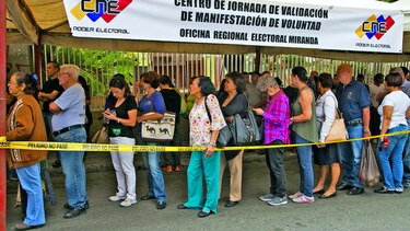 Los venezolanos validan sus firmas