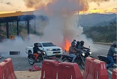 Tras investidura del presidente De la Espriella atacan peaje con explosivos en Colombia