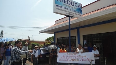 Maestros herreranos paralizan centros educativos