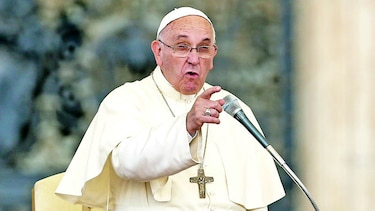 Papa arremete contra poderosos y ricos