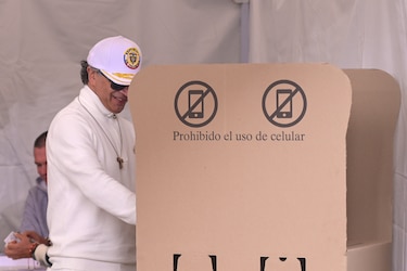 Gustavo Petro denuncia ‘muchas irregularidades’ en reñida votación que gana Abelardo de la Espriella
