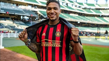 Johan Camargo cambia la camiseta de béisbol por la de fútbol; sigue lesionado