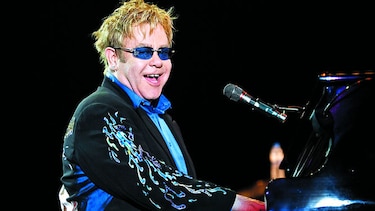 Elton John deja el escenario por una grosería
