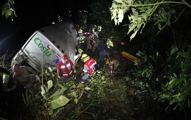 Autobús deja 49 muertos luego de caer en desfiladero profundo en Brasil