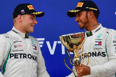 Hamilton gana el GP de Rusia, beneficiado por órdenes de equipo