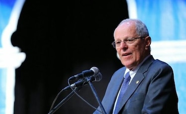 Presidente Kuczynski, un exbanquero que lucha por mantener su último trabajo