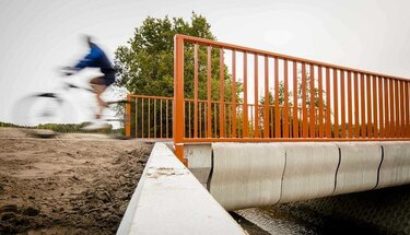 Holanda inaugura el primer puente construido con una impresora 3D