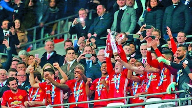 Manchester levanta la copa