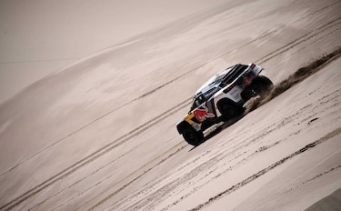 Loeb gana quinta etapa en autos; Peterhansel recupera el liderato