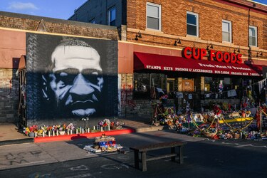 Un paramédico dice que George Floyd ya estaba muerto cuando él llegó al lugar del arresto