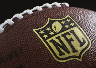 Willis, Salón de la Fama de la NFL, dicta clínica de fútbol americano a niños en Los Cabos