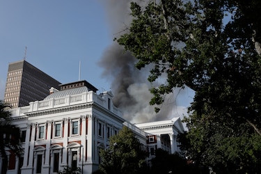 Incendio destruye la totalidad de la Asamblea Nacional sudafricana