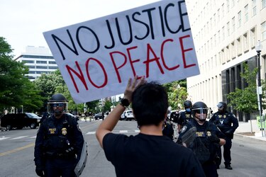 Las protestas se intensifican en Estados Unidos en respuesta al tono marcial de Trump