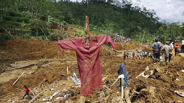 Sube a 39 el balance de víctimas de un corrimiento de tierra en Indonesia