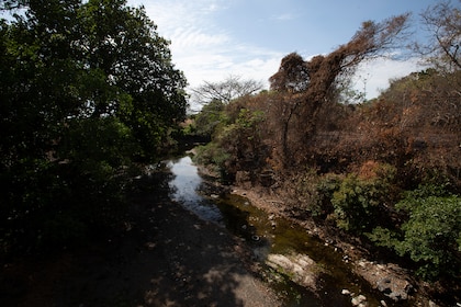 El agua llega limpia, pero el río La Villa está contaminado: el complejo caso de Azuero