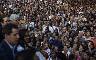 Guaidó presiona a Maduro en las calles con manifestaciones por los apagones