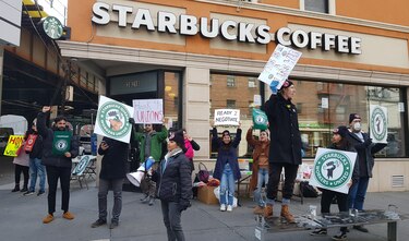 Trabajadores de Starbucks denuncian escasez de personal