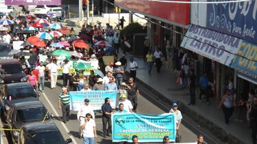 Docentes herreranos marcharon para pedir la remoción de director regional encargado