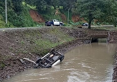 Vehículo cae en canal de agua en Boquete; se reportan dos fallecidos