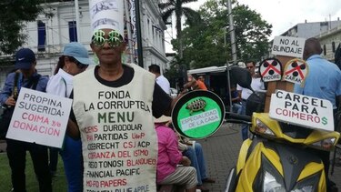 Ciudadanos protestan contra la corrupción frente a la Procuraduría General de la Nación