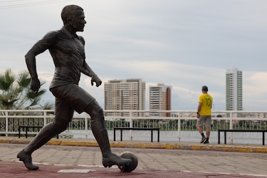 Retiran la estatua de Dani Alves en su ciudad natal