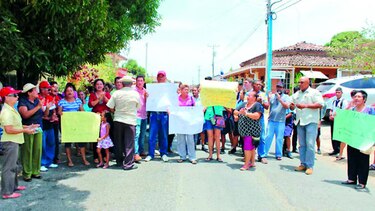 Pedasieños protestan por falta de agua potable y luz eléctrica