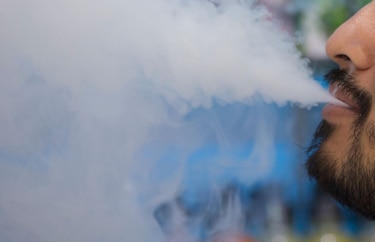 Estados Unidos sube de 18 a 21 años edad mínima para comprar tabaco