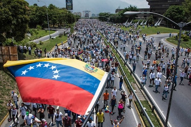 Miles de venezolanos salen a la calle a marchar en contra Nicolás Maduro #19AVzlaEnLaCalle ; noticias minuto a minuto