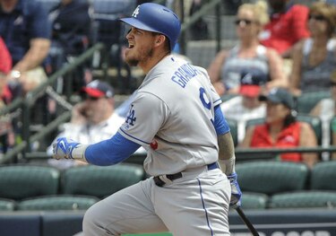 Dodgers vencen a Bravos con doble del cubano Grandal