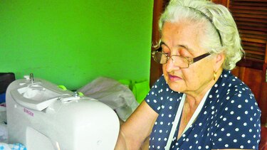 Desfile de polleras, en aprietos por falta de telas e hilos