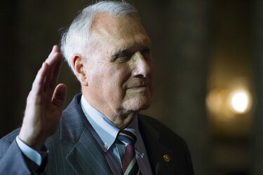 Jon Kyl presta juramento para ocupar el escaño del fallecido John McCain