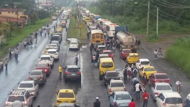 Cierres de vías afectan a cientos de personas en Colón