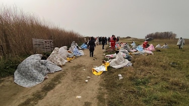 Elevan a 60 muertos y 80 supervivientes las víctimas por naufragio en Italia