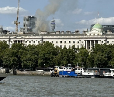 Más de 100 bomberos atienden incendio en histórico edificio de Londres junto al Támesis
