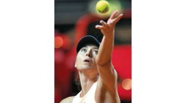 Wozniacki cumple en debut; Sharapova queda eliminada