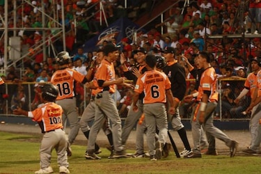 Los Santos gana y provoca decisivo partido por pase a la final