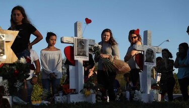 Sobrevivientes de matanza en Florida inician cruzada contra las armas de fuego