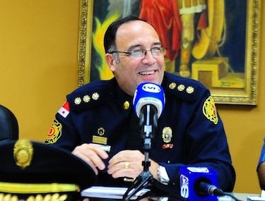 Gobierno ratifica en el cargo a director y subdirector de los bomberos