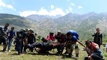 Rescatan con vida a anciano de 101 años en Nepal