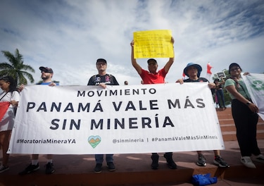 ‘Abajo el contrato minero’ piden los ciudadanos en una protesta en la cinta costera