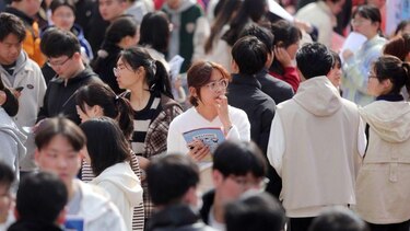 El profesor que causa furor entre los adolescentes chinos (y la razón de su éxito)