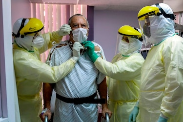 ‘Estoy vivo’, clama Herman Bern tras enfrentar la muerte por el coronavirus