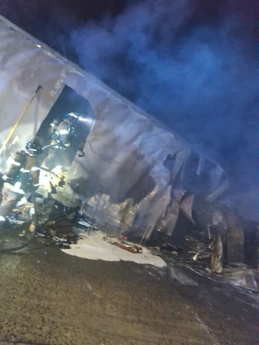 Camión con artículos electrónicos se incendia en la vía Centenario; no hubo heridos