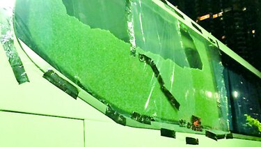 Atacan a pedradas a un autobús con turistas