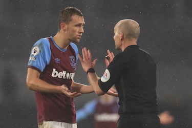 Mike Dean, el árbitro amenazado de muerte, no dirigirá este fin de semana
