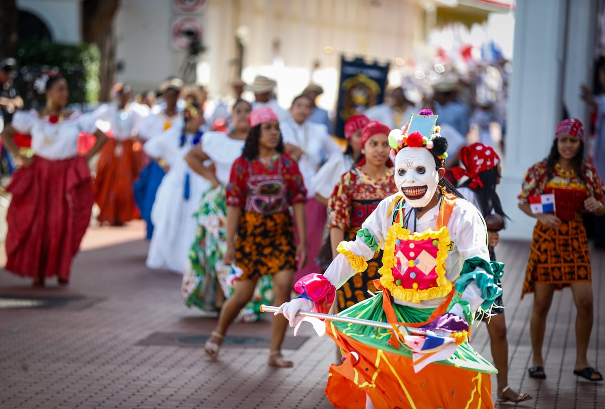 Así transcurren los coloridos desfiles por el día de los Símbolos Patrios