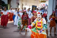 Así transcurren los coloridos desfiles por el día de los Símbolos Patrios