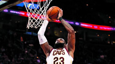 LeBron sufre recaída, se perdería debut