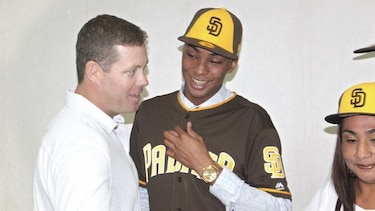 Preciado firma con los Padres